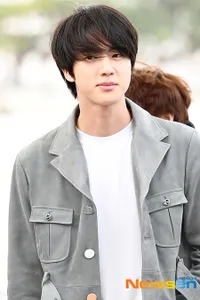 14 Foto Bintang Korea Berangkat Menuju Jepang Hadiri MAMA 2019: Park Bo Gum - BTS