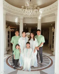 14 Foto Perayaan Idul Adha Selebriti Indonesia, Kumpul Bareng Keluarga - Salat Id di Rumah Aja
