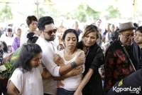 14 Foto Suasana Haru Pemakaman Zefania Carina, Dihiasi Isak Tangis Keluarga - Karen Idol Sempat Pingsan