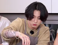 14 K-Pop Idol Cowok yang Tak Sungkan Pamerkan Tato-nya: Ten NCT, Jungkook BTS, Sampai Jackson GOT7!