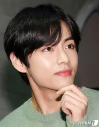 14 Potret Jari-Jari Tangan Indah Milik V BTS, Bikin Pengen Gandengan!