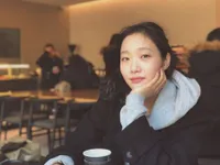 14 Potret Kim Go Eun Tampil Casual & No Makeup, Tak Peduli Haters