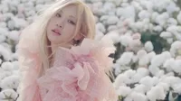 14 Scene Ikonik MV 'On The Ground' Debut Solo Rose BLACKPINK, Melayang di Kebun Bunga - Berayun di Atas Api!