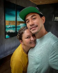 14 Tahun Menikah Darius Donna yang Makin Lengket, Peluk Cium Pangku Bak Remaja Jatuh Cinta - Bikin Baper Abis!