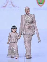 15 Deretan Artis Tampil Memukau di JFW 2026: Maudy Ayunda, Mahalini, hingga Aurel Hermansyah
