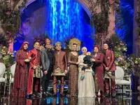 15 Potret Artis di Resepsi Pernikahan Aaliyah Massaid dan Thoriq Halilintar, Mahalini Raharja Sukses Curi Perhatian - Aurel Hermansyah Disebut Bak Ibu Hamil