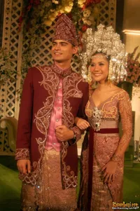 15 Potret Cantiknya Seleb Pakai Busana Adat: Ada Irish Bella, Nagita Slavina, Sampai Nia Ramadhani!