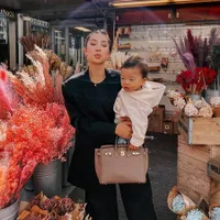 15 Potret Gaya Anak Seleb Saat ke Luar Negeri, Nggak Kalah Fashionable dari Orangtua - Masih Bayi Sudah Ikut Liburan