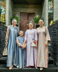 15 Potret Inspirasi Fashion Lebaran ala Artis Cantik Indonesia, Stylish dengan Kaftan - Kembaran Baju Bareng Anak & Suami