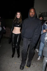 15 Potret Julia Fox, Pacar Baru Kanye West yang Ternyata Mantan Model Majalah Playboy & Janda Beranak Satu