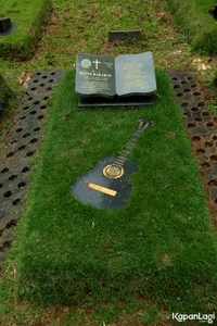 15 Potret Kondisi Makam Para Artis Tanah Air, Dari Arie Hanggara Hingga Ria Irawan - Ada yang Jarang Dikunjungi