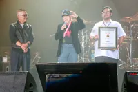 15 Potret Konser 50 Tahun God Bless Berlangsung Meriah, Sukses Pecahkan Rekor MURI Sebagai Grup Rock Tertua yang Masih Berkarya