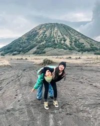 15 Potret Pasangan Sesama Jenis Chika Kinsky dan Yumi Kwandy yang Selalu Mesra dan Romantis, Pamer Ciuman di Air Terjun - Mandi Kembang Bareng di Bathub