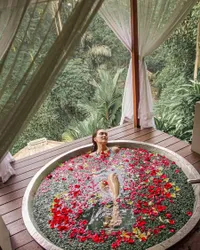 15 Potret Selebriti Saat Asyik Berendam di Bathup, dari yang Mandi Susu Sampai Mandi Kembang - Pose Wika Salim dan Siti Badriah Jadi Sorotan