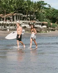 15 Potret Valerie Thomas Seksi Kenakan Bikini yang Mesra dengan Pacar Bulenya, Pamer Ciuman dan Pelukan di Pantai
