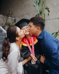 15 Potret Wisuda Nastusha Anak Chelsea Olivia dan Glenn Alinskie yang Baru Lulus TK, Gemes Banget Pakai Baju Toga