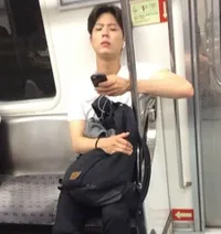 15 Seleb Korea yang Ketahuan Naik Transportasi Umum, Tampil Tanpa Makeup sampai Rela Desak-Desakan!