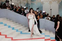 15 Seleb yang Jadi Sorotan di Met Gala 2023, Anne Hathaway Stunning - Kendall Jenner Nggak Pakai Celana