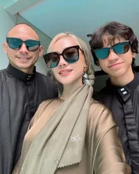 16 Foto Outfit Lebaran 2025 ala Selebriti, BCL dan Kacamata Hitamnya Curi Perhatian 