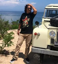 16 Tahun Menduda, 8 Potret Terbaru Bucek Depp yang Mengaku Kesepian dan Merasa Tak Punya 'Rumah'