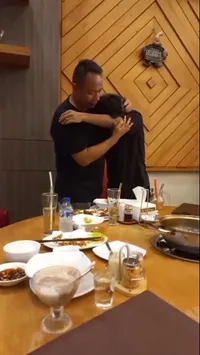 16 Tahun Tak Bertemu, Potret Haru Vicky Prasetyo dan Sang Putra yang Akhirnya Berkumpul Lagi