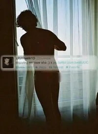 10 Foto Seksi Harry Styles Yang Bikin Menjerit