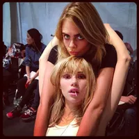 10 Potret Keakraban Cara Delevingne Dengan Orang Terdekat