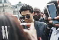 20 Foto Sehun EXO di Paris Fashion Week: Momen Kedatangan Bagai Bos, Pose Ganteng Bak Pangeran, dan Pemotretan Sebagai Model Baru Berluti