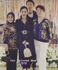 20 Foto Ulang Tahun Syahrini, Suapi Mertua Hingga Kode Sedang Hamil?