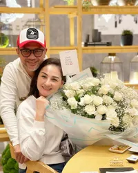 20 Tahun Menikah, 8 Potret Mesra Mona Ratuliu dan Indra Brasco yang Selalu Mirip Pengantin Baru - Tak Terasa Sudah Punya 5 Anak