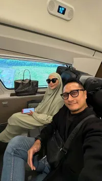 20 Tahun Menikah, 8 Potret Rumah Tangga Arie Untung dan Fenita Arie yang Harmonis - Pernikahan Adem Ayem