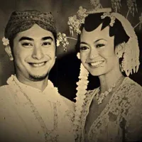 20 Tahun Menikah, Ini 7 Potret Perjalanan Cinta Winky Wiryawan dan Kenes Andari - Mas Kawinnya Serba 8 Melambangkan 'Infinity'