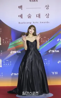 22 Pesona Para Aktris Red Carpet Baeksang Arts Awards 2022, Gaun Kim Tae Ri Jadi Sorotan - Park So Dam Hadir Setelah Sembuh dari Kanker
