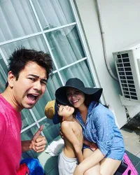 23 Foto Kesibukan Artis Indonesia #dirumahaja Demi Lawan Corona, Dari Berjemur Hingga Rajin Masak di Dapur