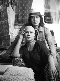 2 Tahun Lepas Kepergian Ria Irawan, Potret Mayky Wongkar Suami Sang Mendiang Mesra Bareng Pacar Bule