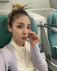 2NE1 Konser di Manila, 7 Potret Sandara Park 'Pulang Kampung' - Pamer Bikini Body di Kolam Renang Hotel