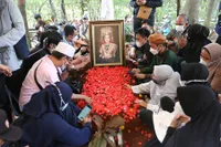 3 Bulan Sudah Warisan Jadi Rebutan, Ini 7 Potret Makam Dorce Gamalama Sekarang - Sempat Ambles dan Disebut Tak Dirawat Anak-Anak Angkatnya