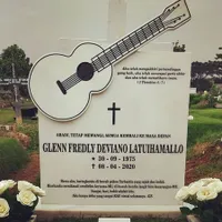 4 Foto Pusara Makam Glenn Fredly yang Unik, Berbentuk Gitar & Berwarna Putih Bersih