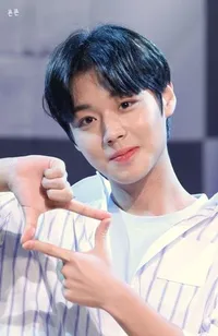 4 K-Pop Idol yang Punya Pose Andalan, Ada Park Jihoon Sampai V BTS