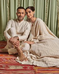 4 Tahun Menikah, Potret Sonam Kapoor Hamil Anak Pertama - Pamer Babybump Bareng Suami
