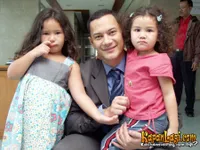 5 Tahun Sepeninggal Adjie Massaid, Begini Cantiknya Zahwa & Alya!