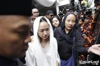 6 Foto Bunga Citra Lestari Menangis di Dalam Mobil Saat Akan Berangkat ke Pemakaman Ashraf Sinclair