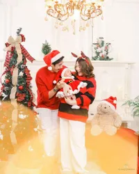 6 Foto Family Portrait Felicya Angelista dan Caesar Hito Edisi Natal 2021, Baby Bible Jadi Sorotan - Tampak Lucu Kenakan Gaun Ala Santa Claus
