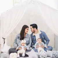 6 Foto Family Portrait Syahnaz Sadiqah, Kece Abis Kompak Pakai Denim