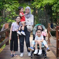 6 Foto Hanung Bramantyo dan Zaskia Adya Mecca Kenalkan Alam pada Anak, Sampai Susuri Alang-Alang