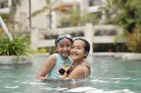 6 Foto Liburan Widi Mulia dan Keluarga di Resort Mewah Bali, Saling Peluk dengan Anak dan Penuh Kebahagiaan