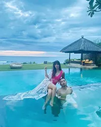 6 Foto Nia Ramadhani Pakai Bikini Saat Liburan di Bali, Pamer Body Goals - Renang Bareng Anak