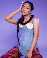 6 Foto Pemotretan Terbaru Marion Jola, Swag Abis dengan Rambut Dikepang Super Panjang - Banjir Pujian Sampai Disebut Mirip Lara Croft