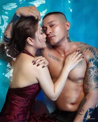 6 Foto Prewedding Miller Khan dan Kekasih yang Epik Banget, Mesra Basah-Basahan di Kolam Sampai Disebut 'Mermaid dan Aqua Man'