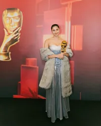 6 Potret Aghniny Haque Hadiri Indonesian Movie Actors Awards (IMAA) 2024, Tampil Cantik Ala Artis Hollywood Jaman Dulu - Sukses Bawa Pulang Piala